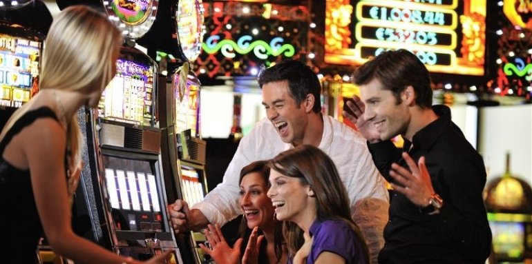 Компания за игрой на игровых автоматах в казино
