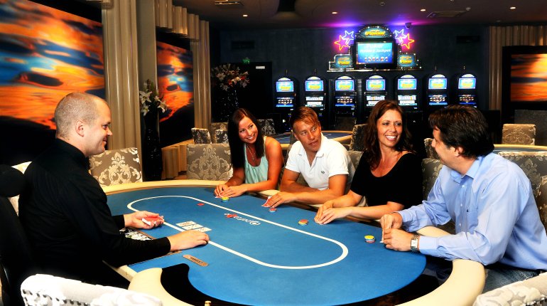 Игроки за столом в покер в Paf Casino