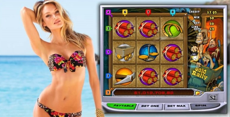 Модель в купальнике на фоне пляжа рядом с игровым автоматом Золотоискатели