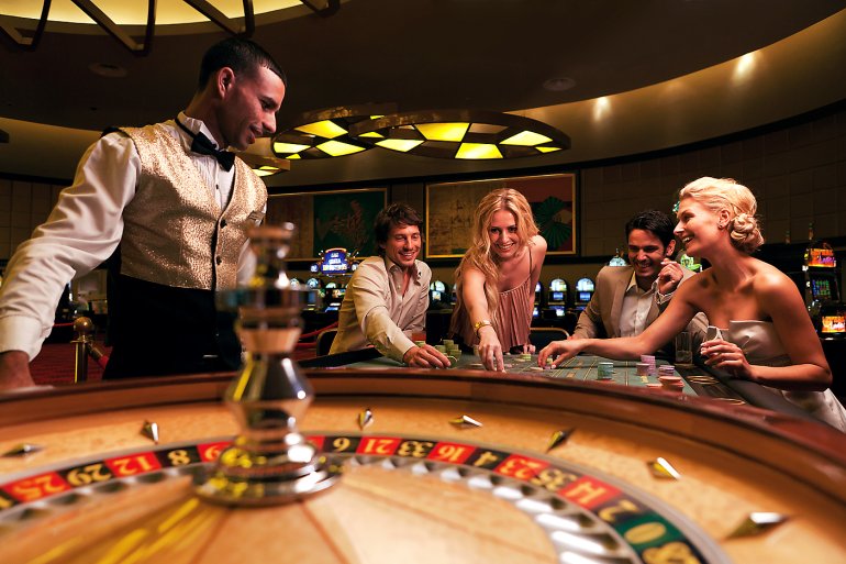Игроки делают ставки в рулетке казино