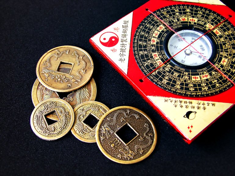 Фэн-шуй компас и руны для привлечения удачи в азартных играх