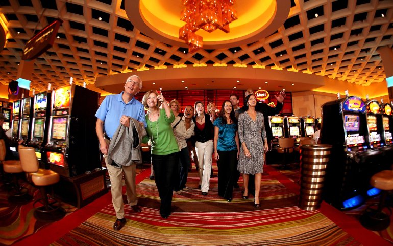 Группа восхищенных туристов в казино