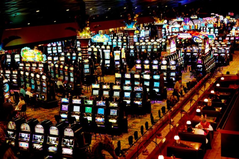 большой зал игровых автоматов