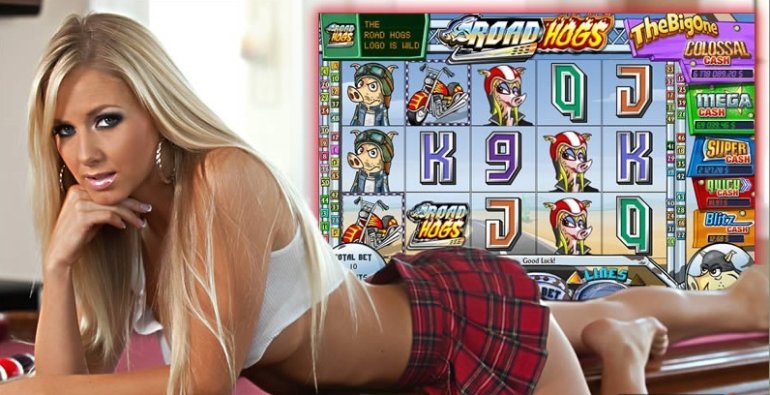 Блондинка в коротком топе и откровенной мини-юбке в клетку лежит, сексуально выставив попу, а на заднем плане игровой автомат Big One
