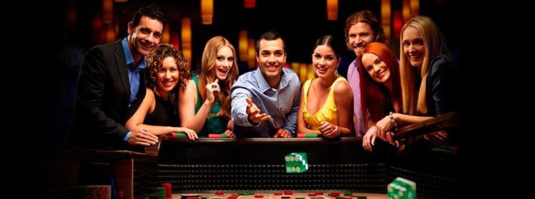 Молодые красивые люди за игрой в крэпс в элитном казино