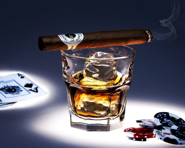 Сигара стакан с виски фишки и карты