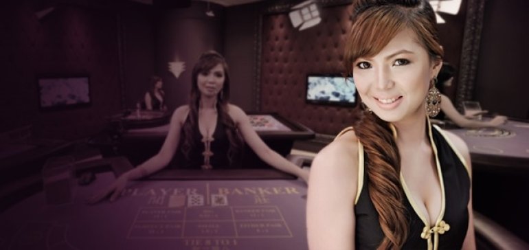 Обаятельная рыжеволосая девушка дилер ждет игроков в виртуальном казино