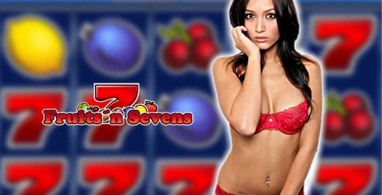 Брюнетка в красном кружевном лифчике позирует на фоне линий игрового автомата Fruits'n sevens