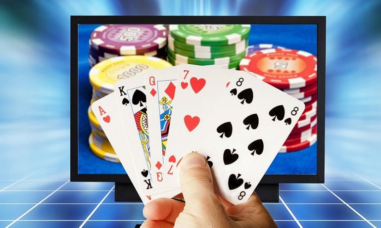 Игрок собирается сыграть партию в покер с компьютером