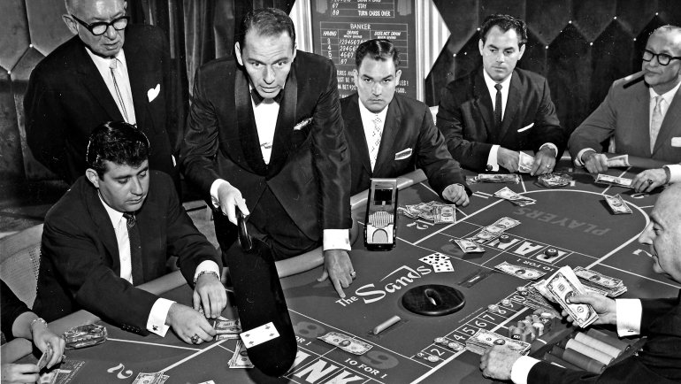 Крупье за столом в азартную игру баккара в казино Sands