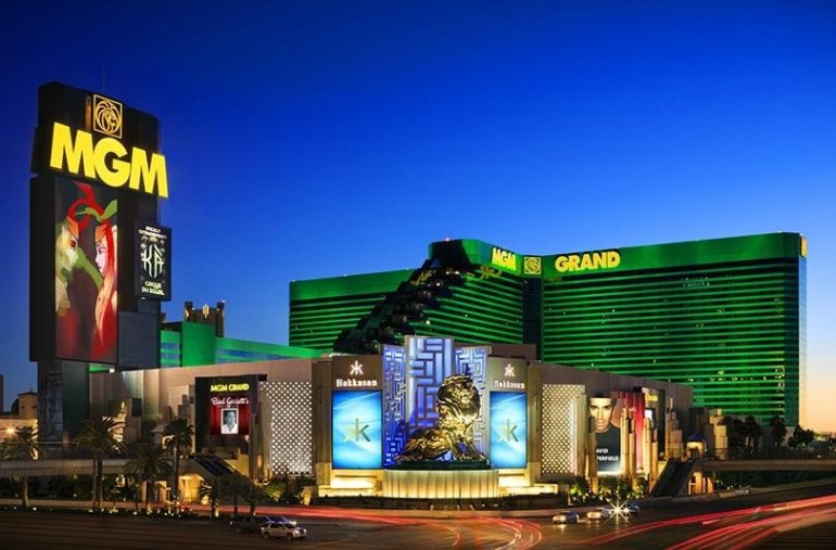 Ночной вид на фасад казино MGM Grand