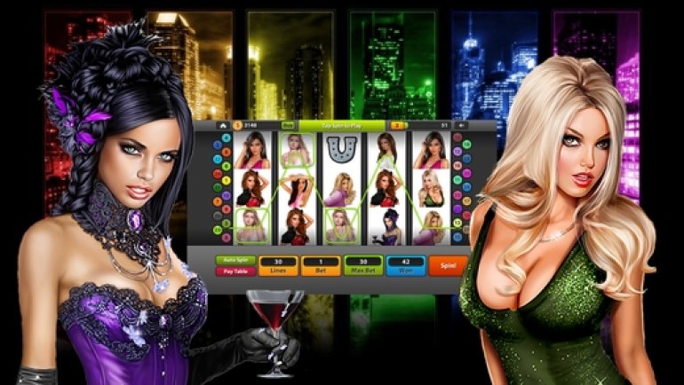 Роковая брюнетка и сексуальная блондинка позируют у игрового автомата