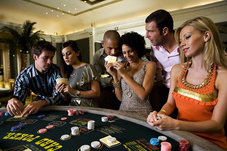 Компания молодых людей за игрой в казино